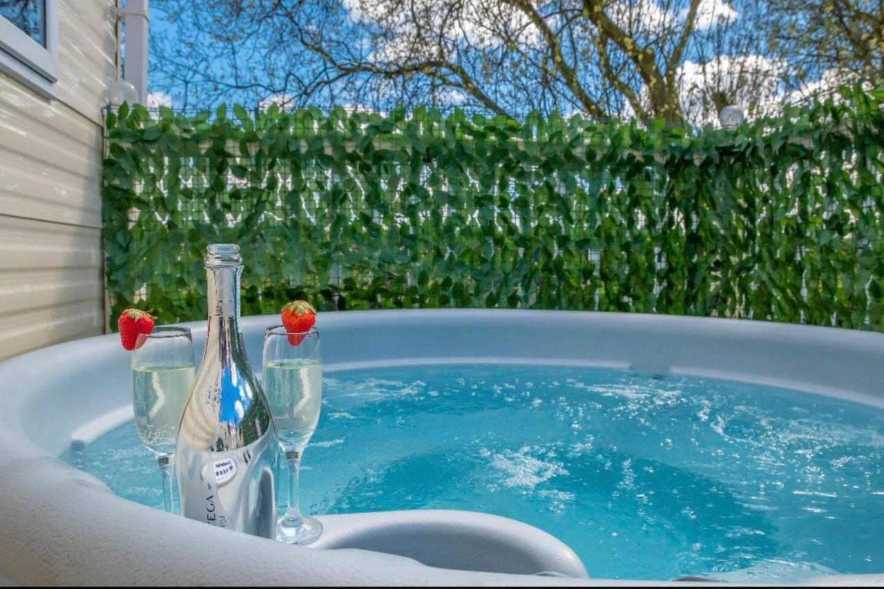 Tattershall Lakes Private Hot Tub Lodge - Sleeps 6 Lincoln Buitenkant foto