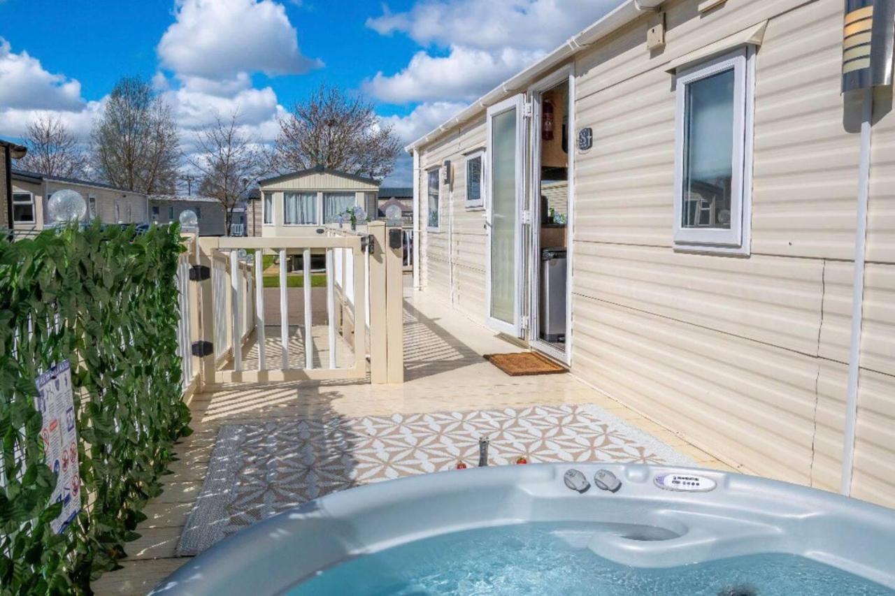 Tattershall Lakes Private Hot Tub Lodge - Sleeps 6 Lincoln Buitenkant foto